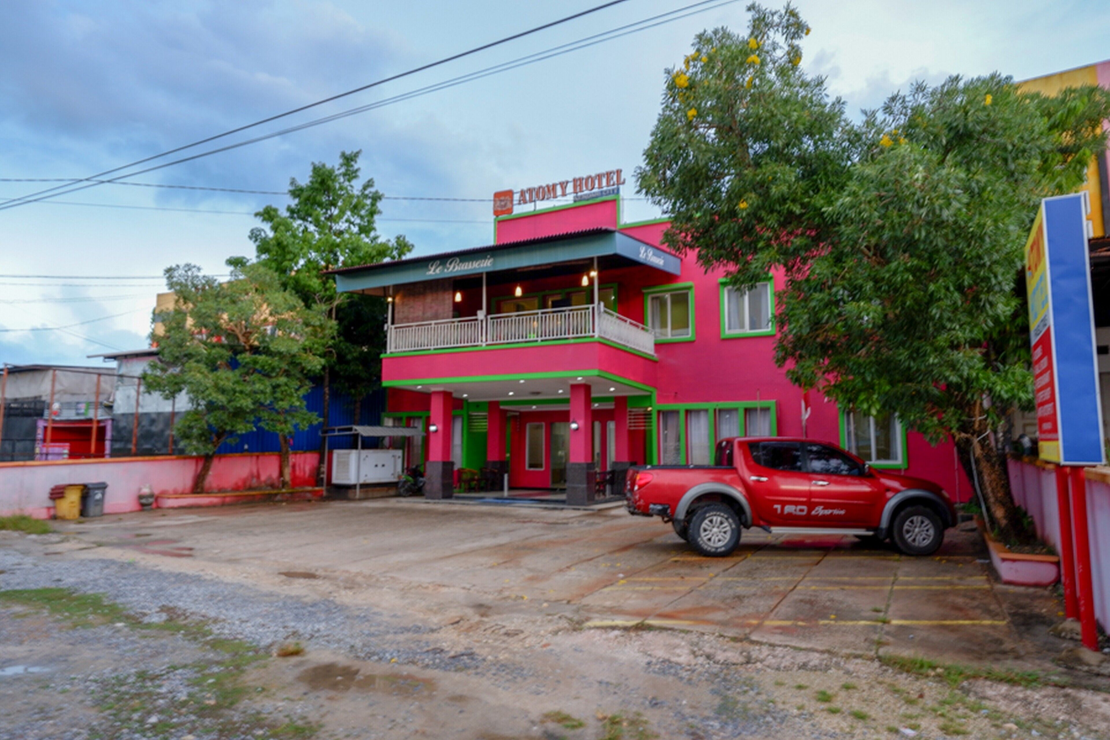 Atomy Hotel by RedDoorz