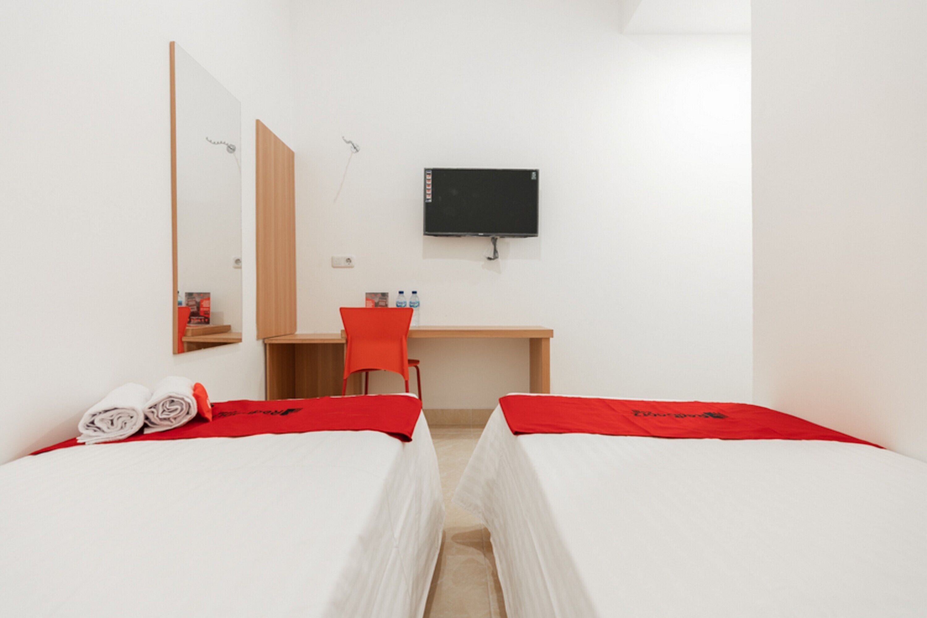Cemerlang Guesthouse by RedDoorz