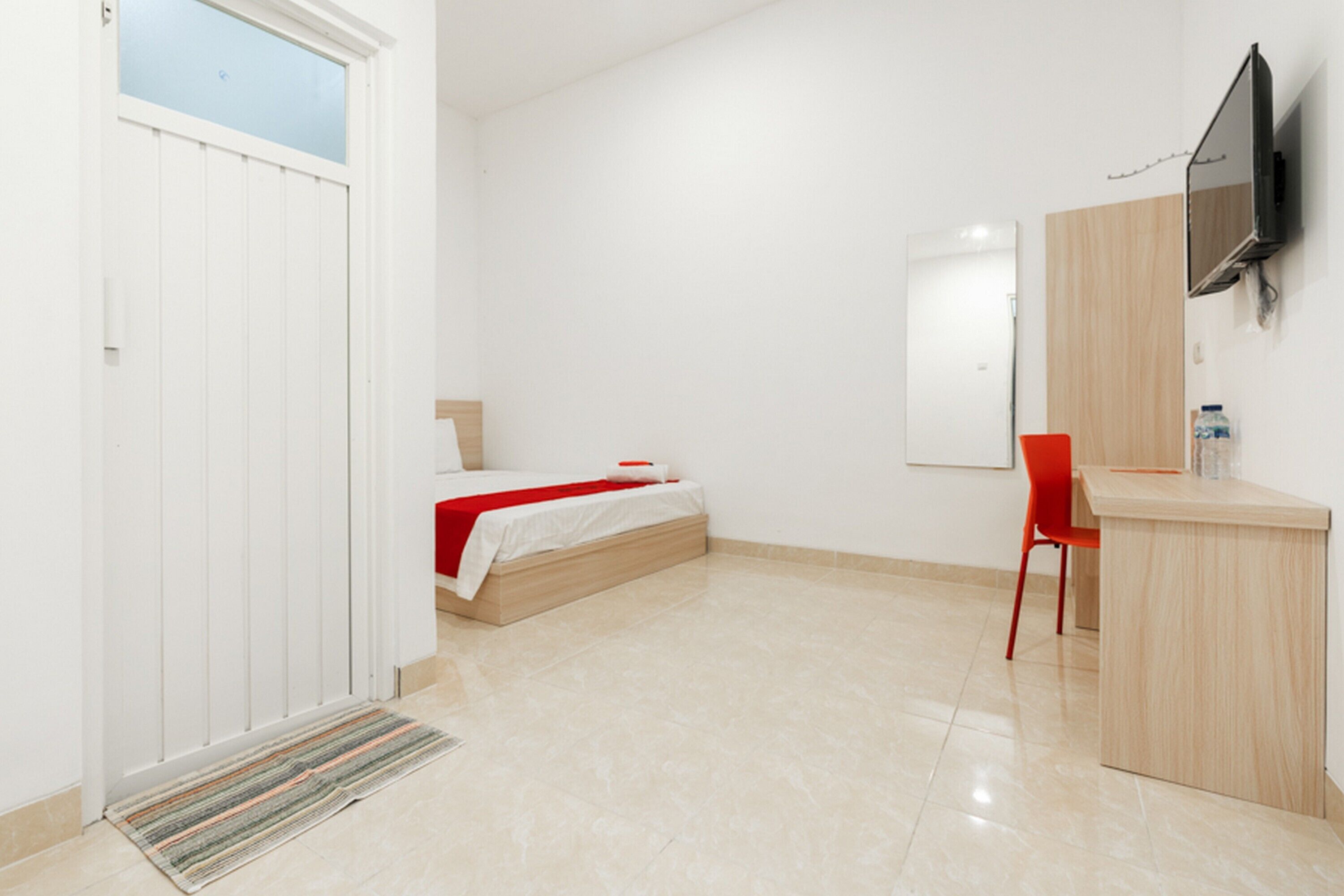 Cemerlang Guesthouse by RedDoorz