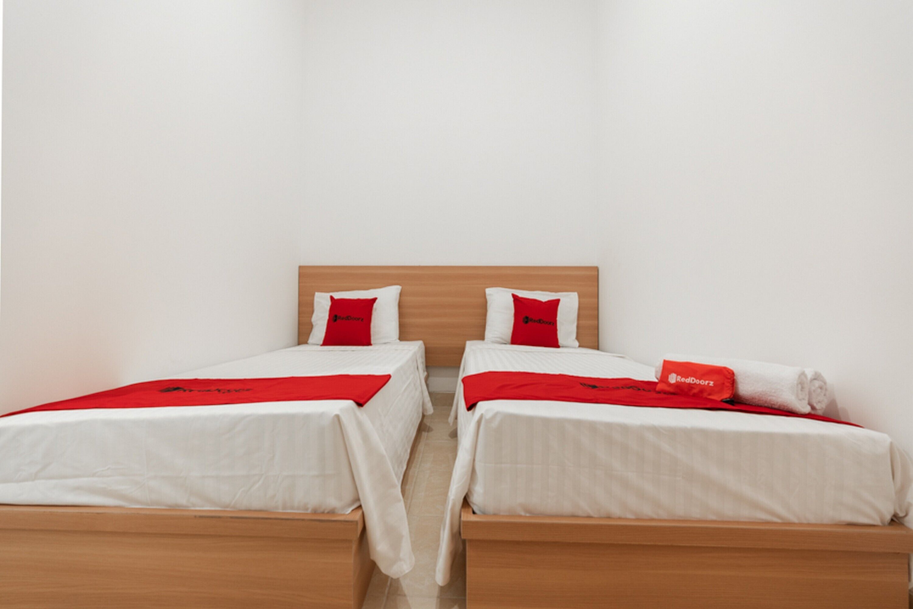 Cemerlang Guesthouse by RedDoorz