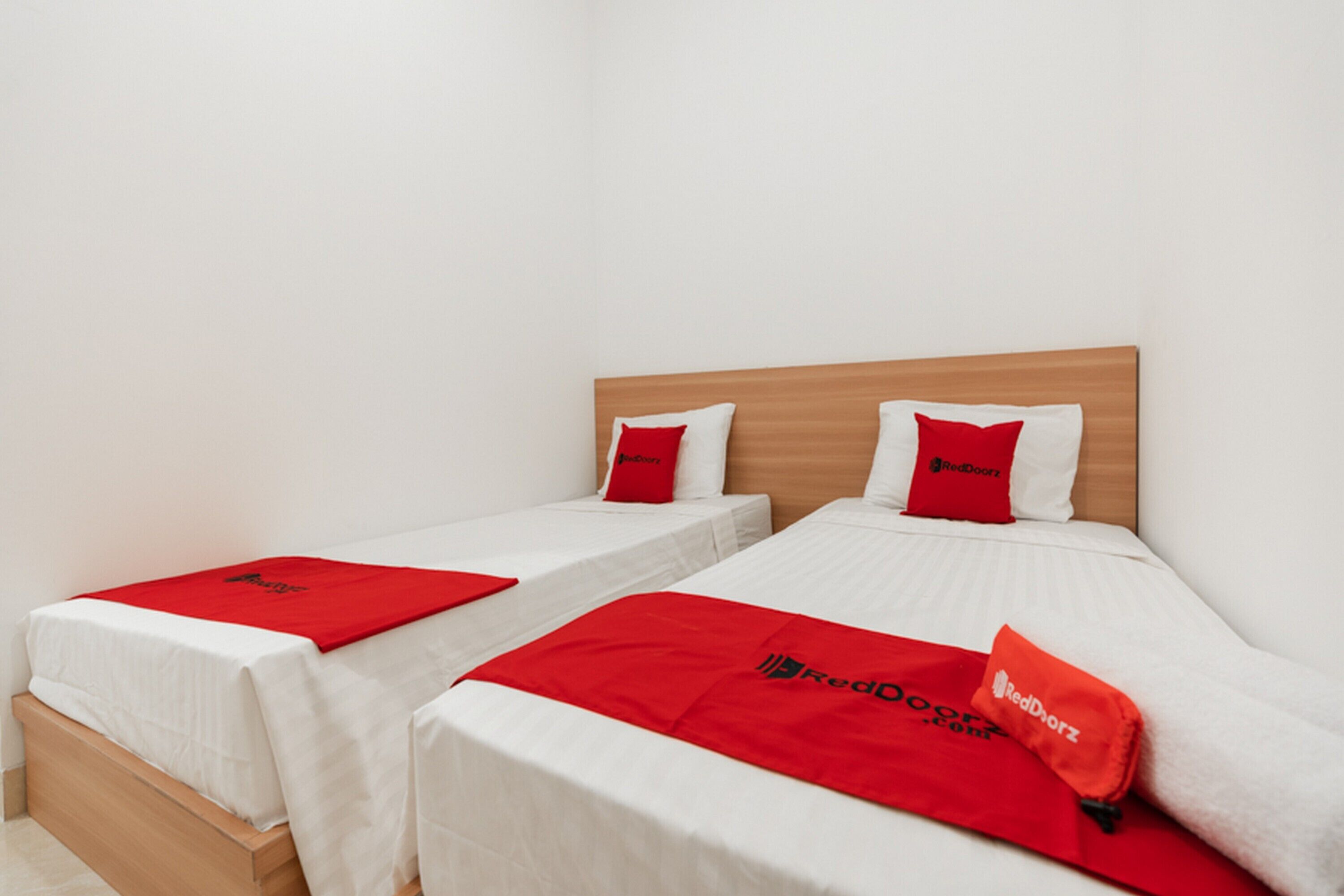 Cemerlang Guesthouse by RedDoorz