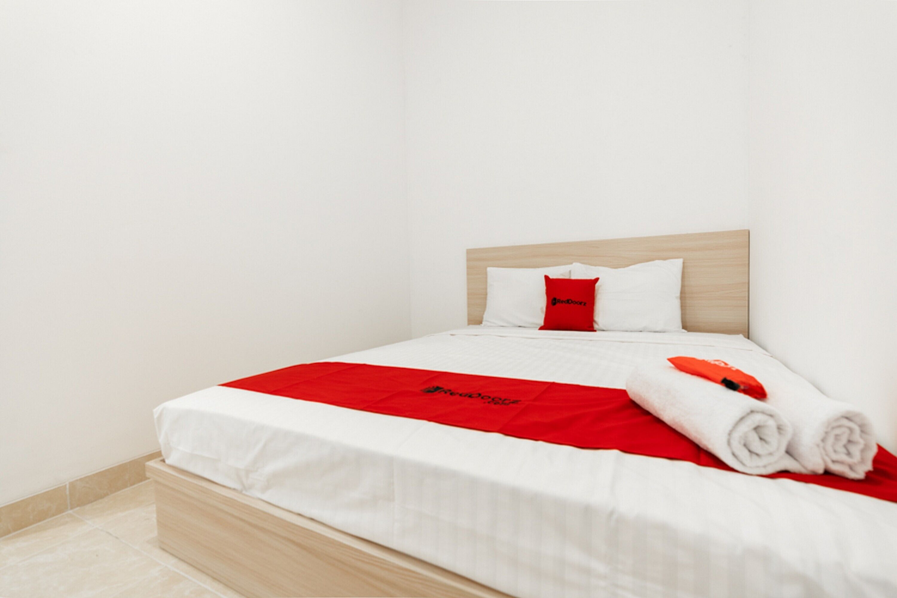 Cemerlang Guesthouse by RedDoorz