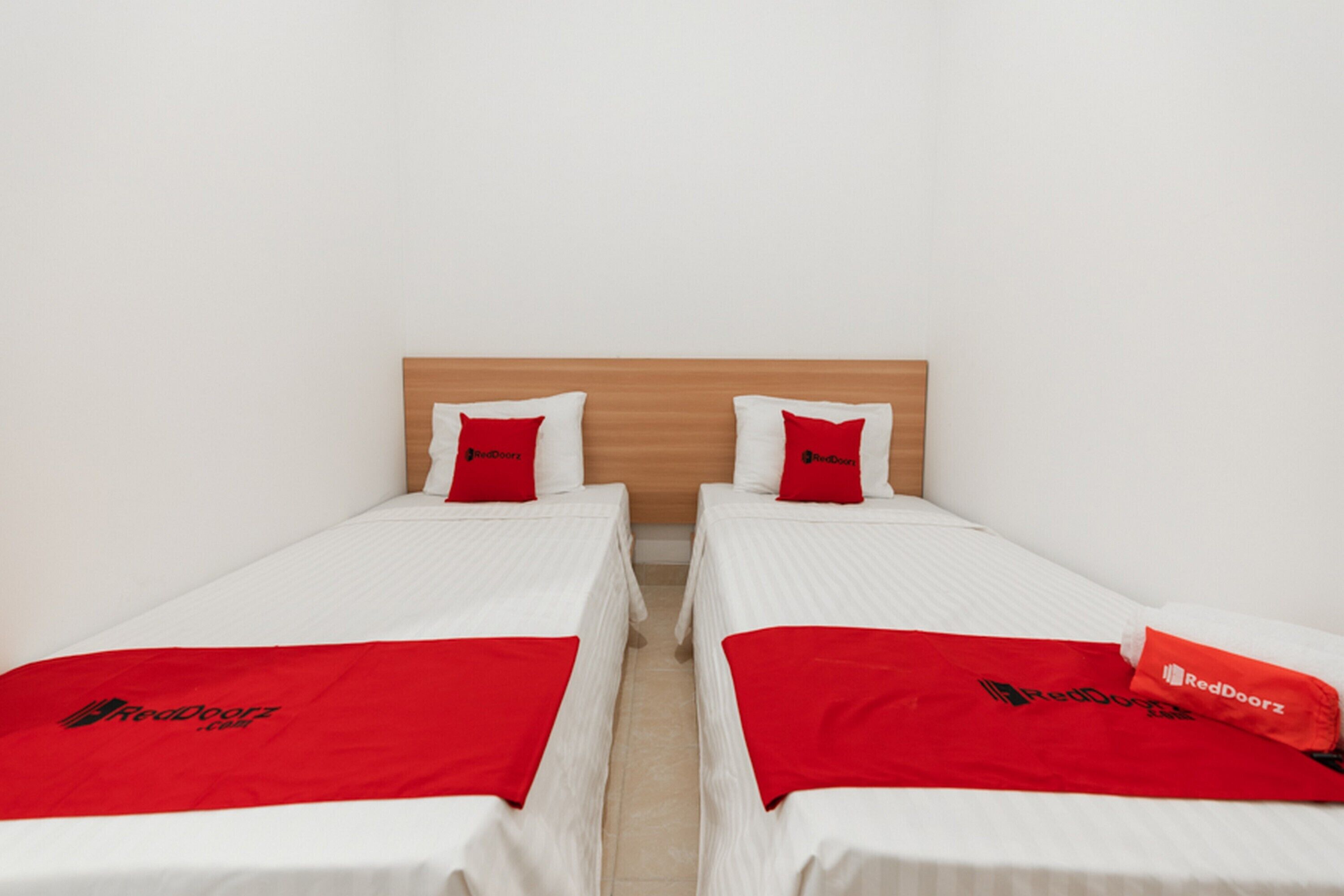 Cemerlang Guesthouse by RedDoorz