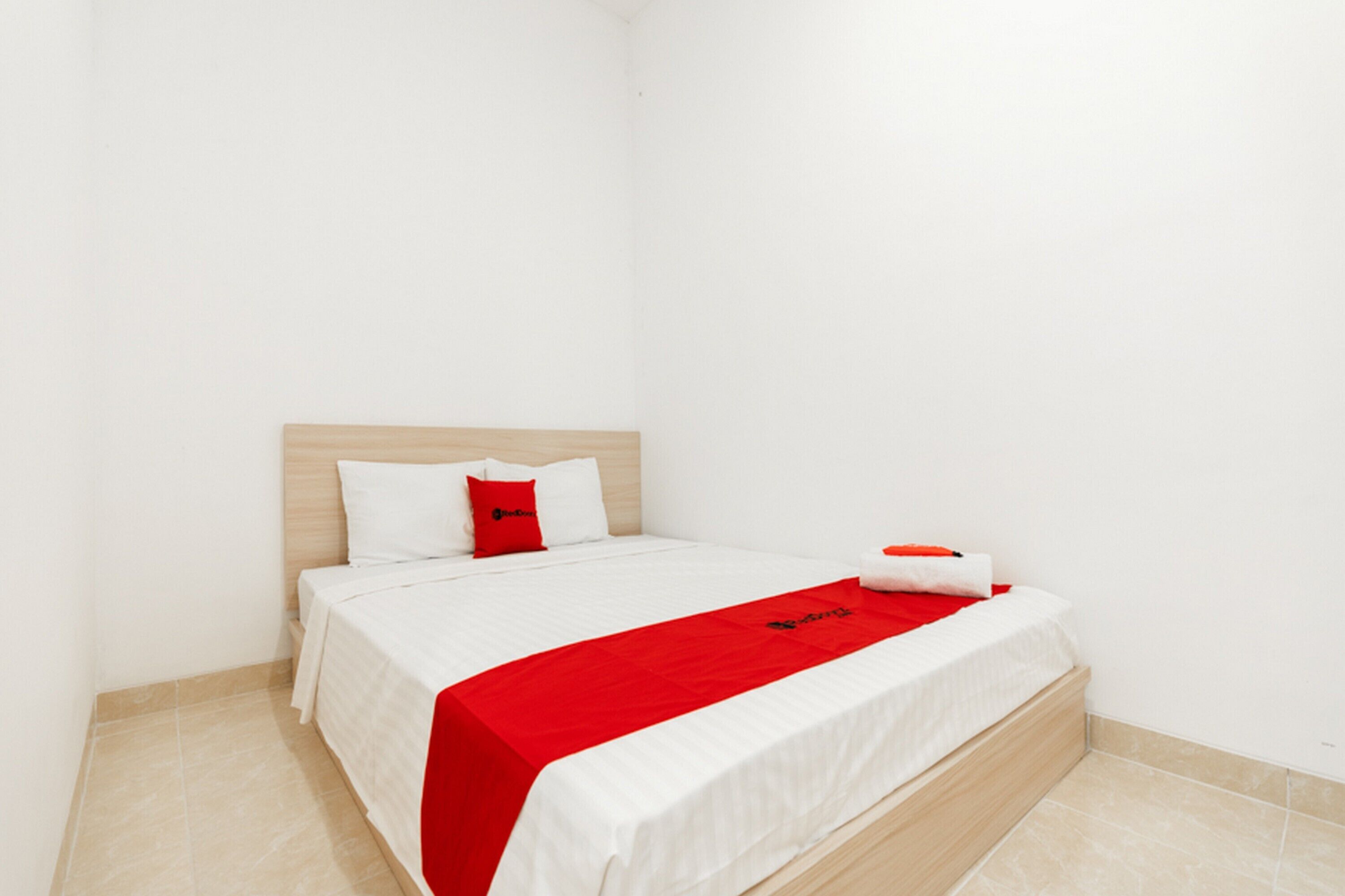 Cemerlang Guesthouse by RedDoorz