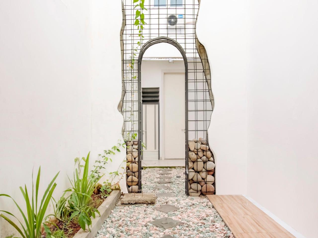 Golden White House by OYO Rooms