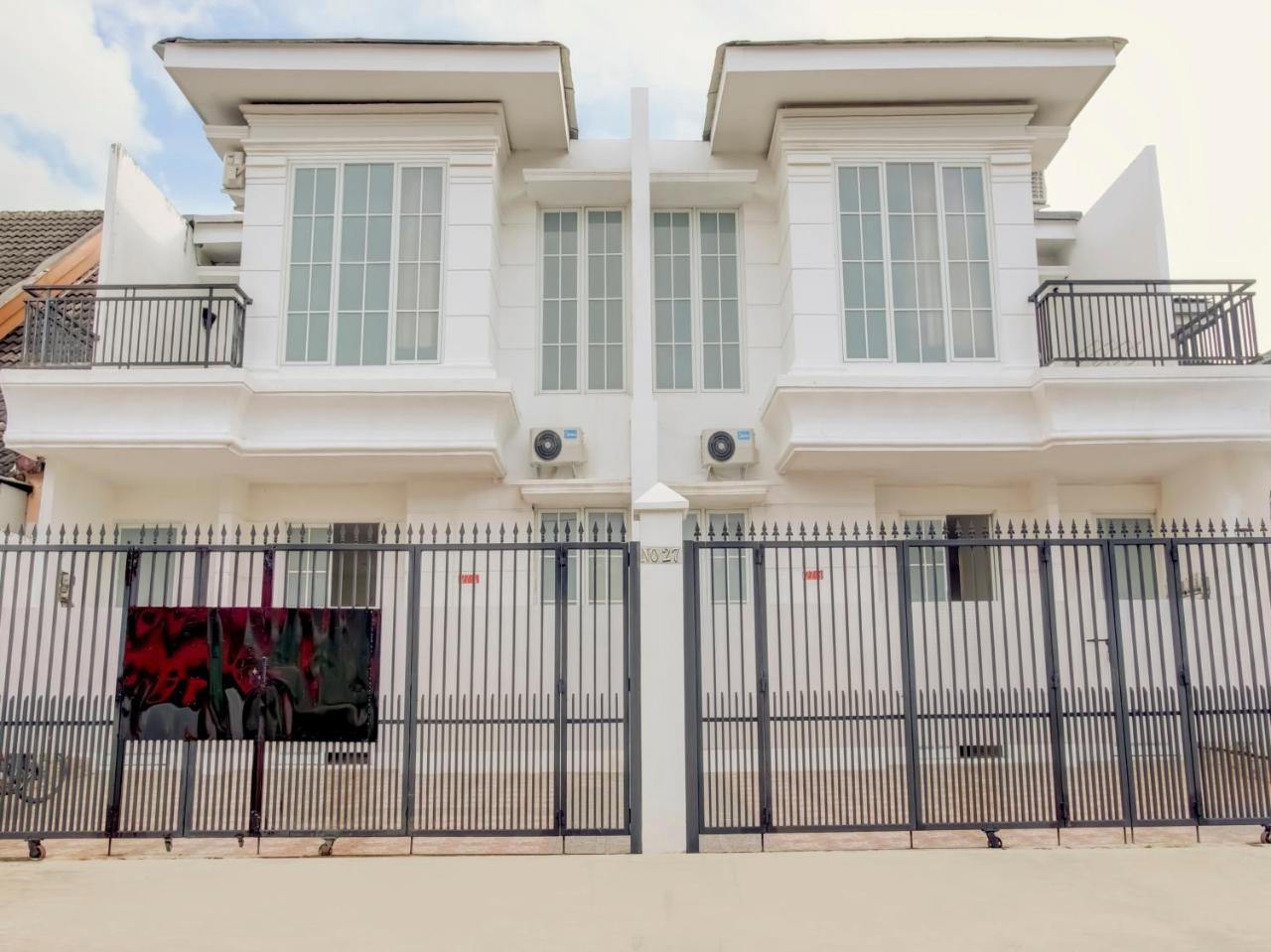 Golden White House by OYO Rooms