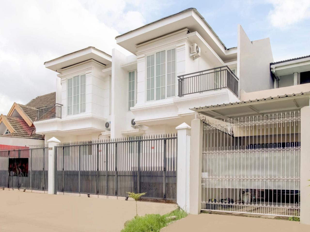 Golden White House by OYO Rooms