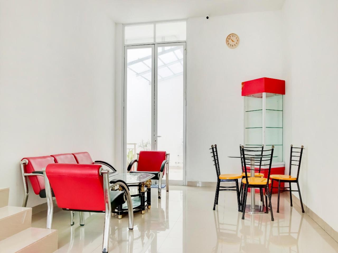 Golden White House by OYO Rooms