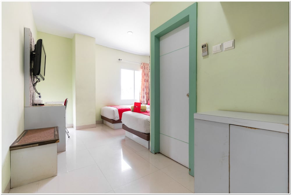 Green Hotel by RedDoorz