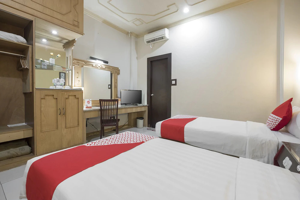 Dinasti Hotel by OYO Rooms
