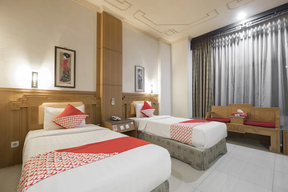 Dinasti Hotel by OYO Rooms
