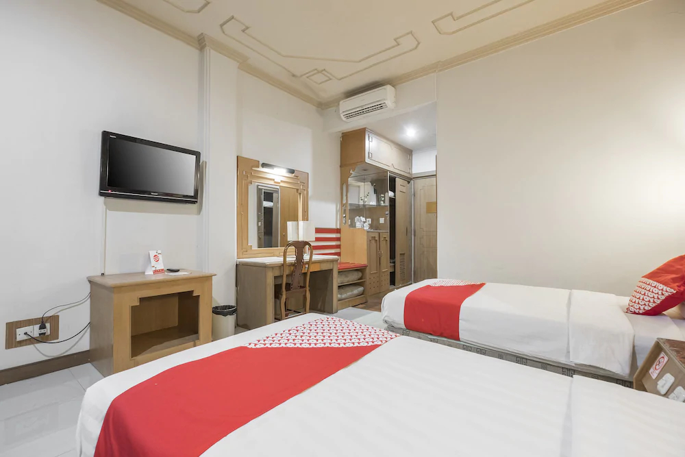 Dinasti Hotel by OYO Rooms
