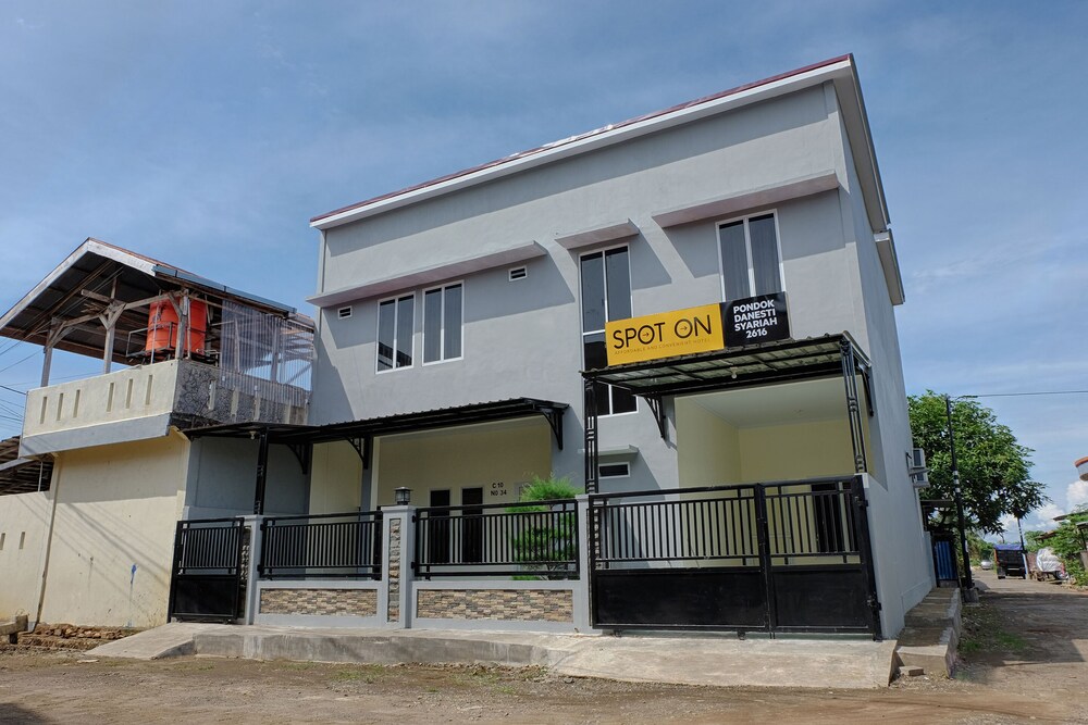 Homestay Danesti Syariah Near Bandara Sultan Hasanuddin