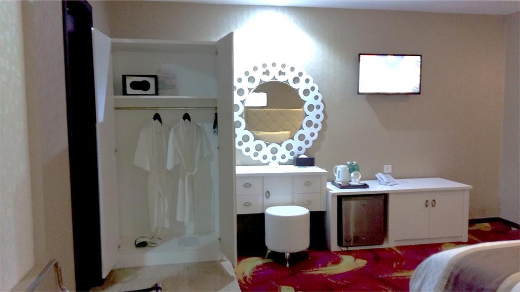 Travellers Hotel Phinisi