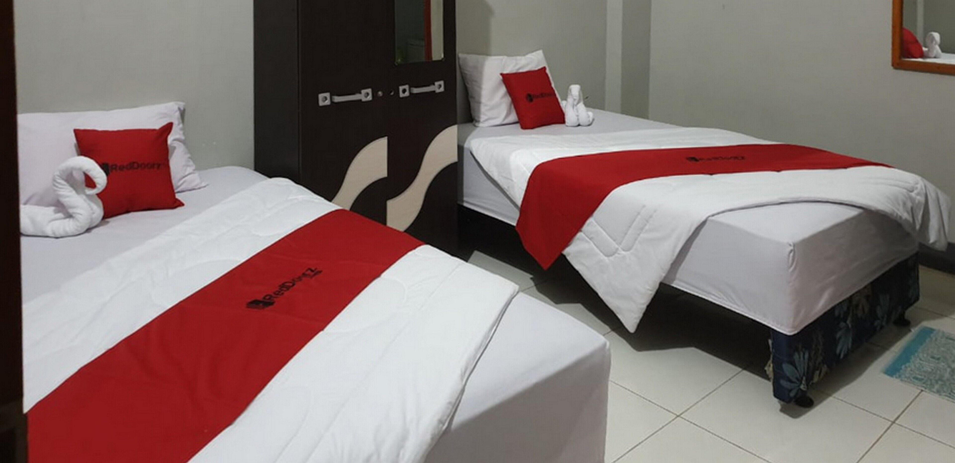 Hotel Yaki Mamuju by RedDoorz