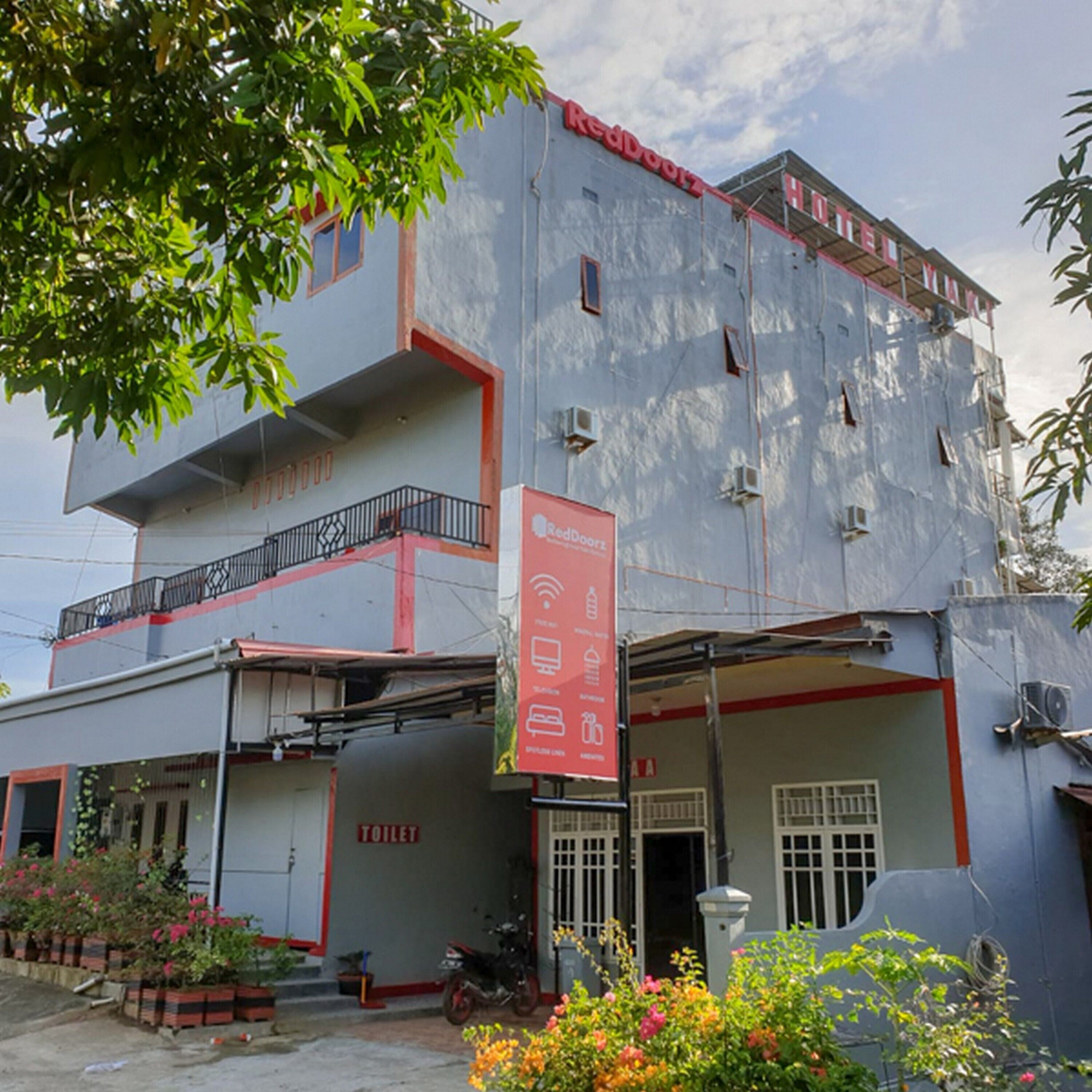 Hotel Yaki Mamuju by RedDoorz