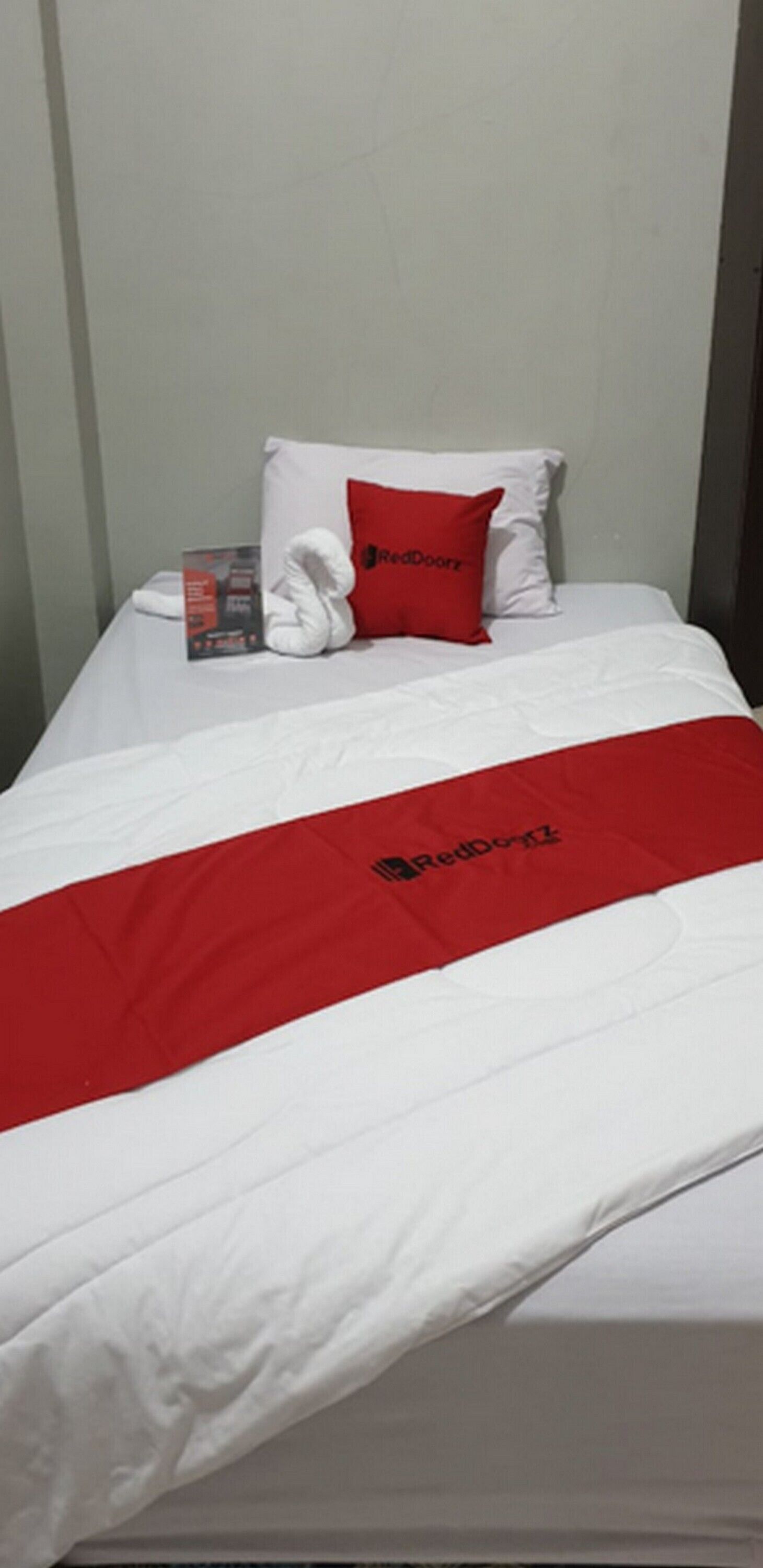 Hotel Yaki Mamuju by RedDoorz
