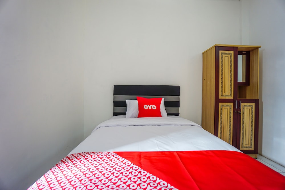 Edward Residence Malalayang by OYO Rooms