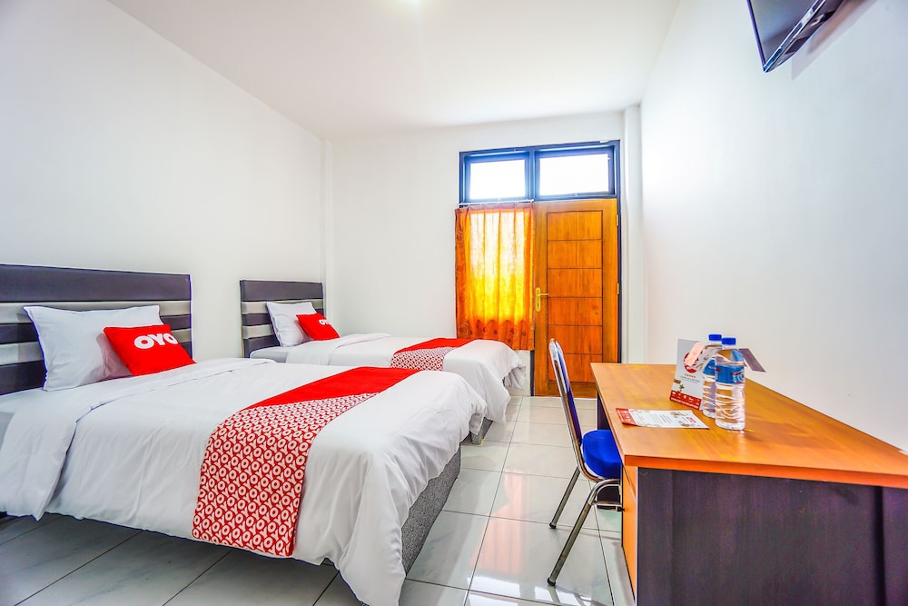 Edward Residence Malalayang by OYO Rooms