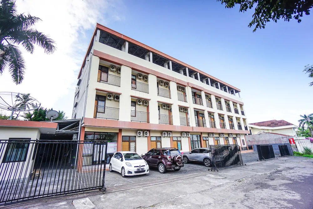 Edward Residence Malalayang by OYO Rooms