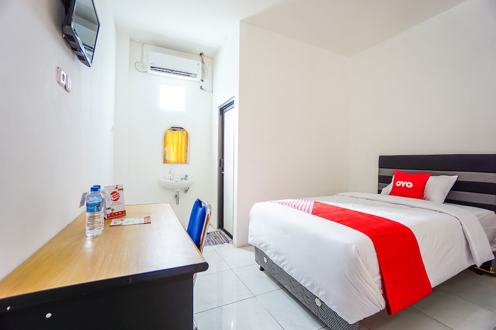 Edward Residence Malalayang by OYO Rooms
