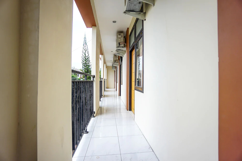 Edward Residence Malalayang by OYO Rooms