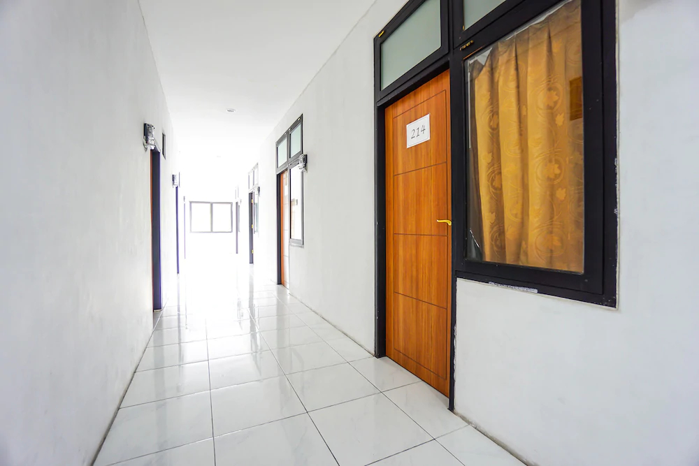 Edward Residence Malalayang by OYO Rooms