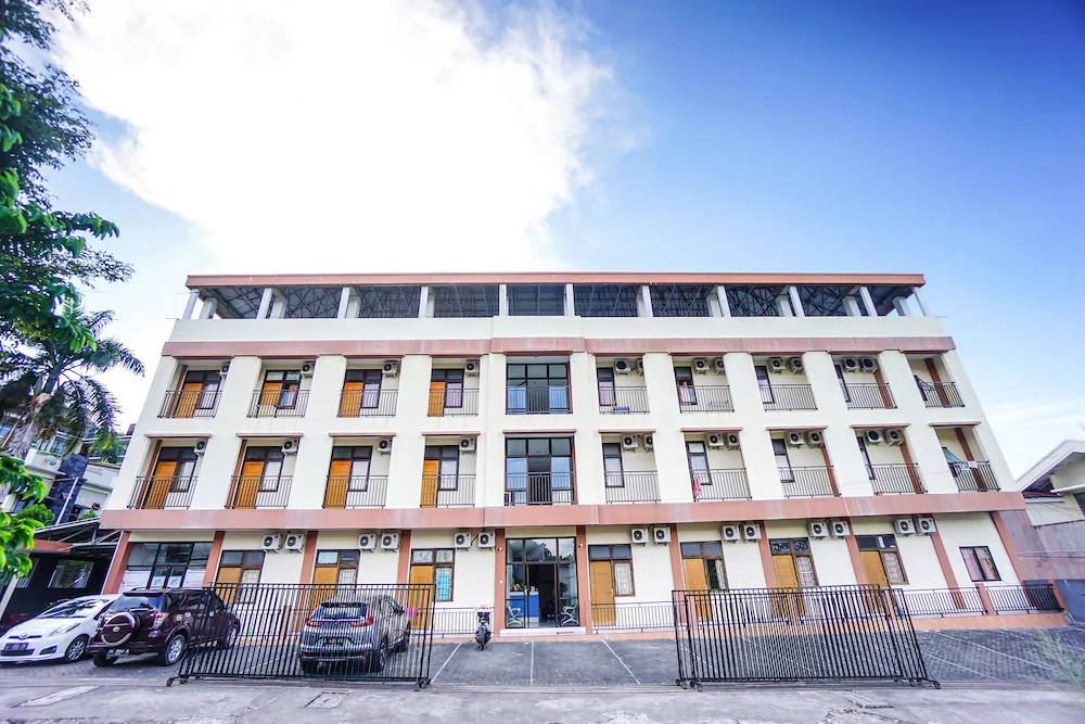 Edward Residence Malalayang by OYO Rooms