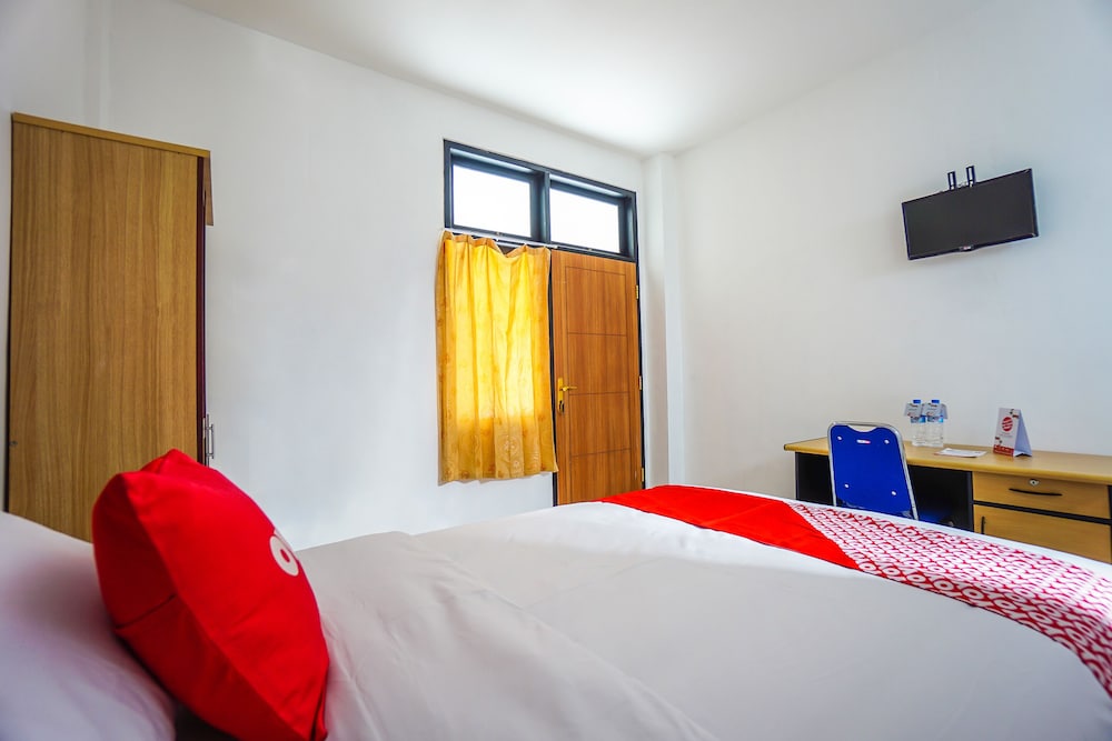 Edward Residence Malalayang by OYO Rooms
