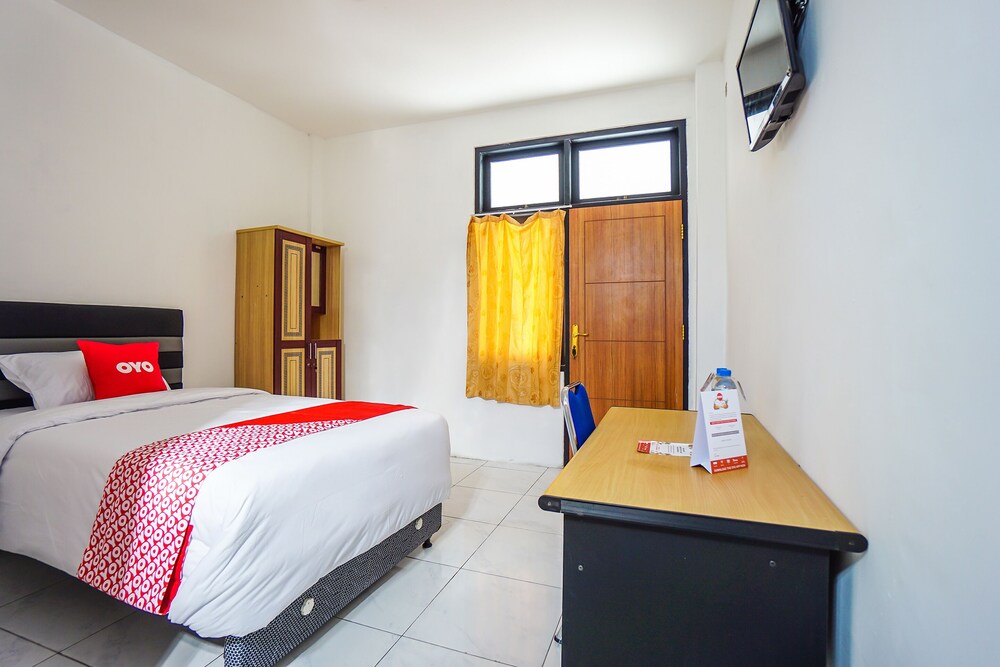 Edward Residence Malalayang by OYO Rooms