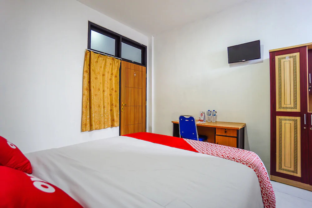 Edward Residence Malalayang by OYO Rooms