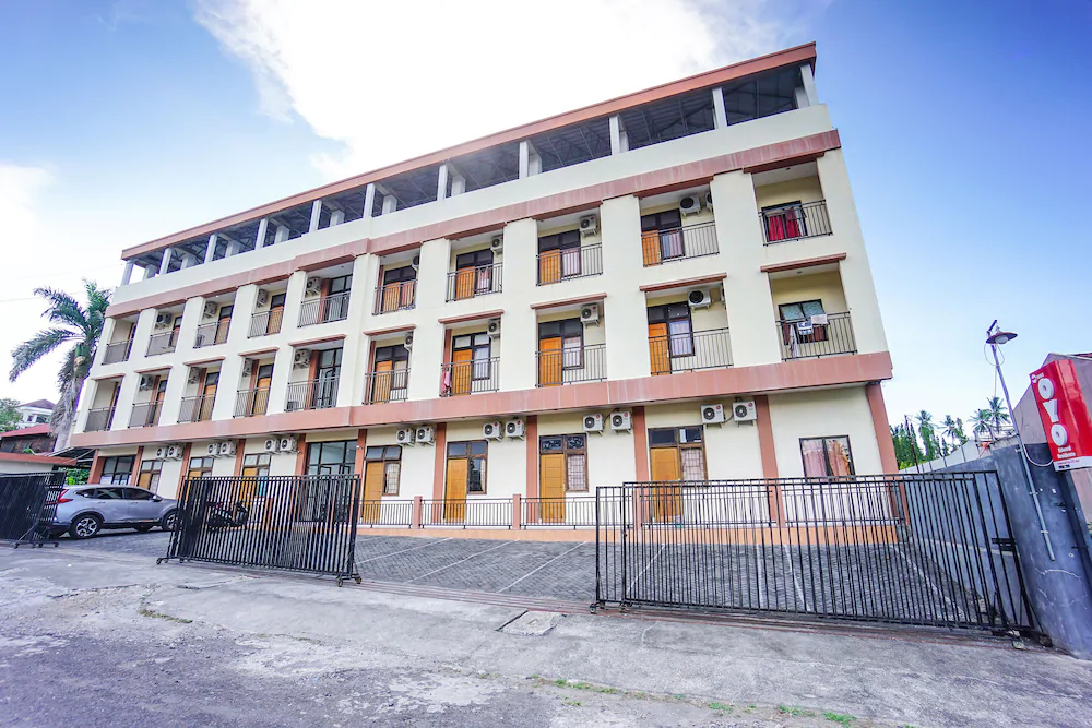 Edward Residence Malalayang by OYO Rooms
