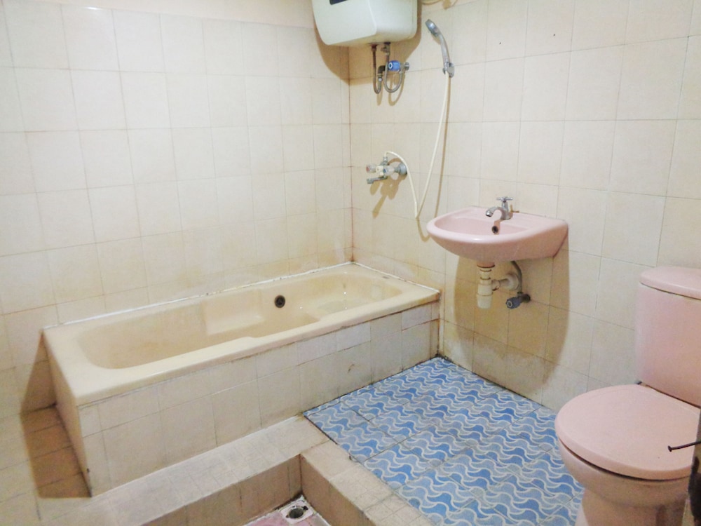 Galaxy Hotel by OYO Rooms
