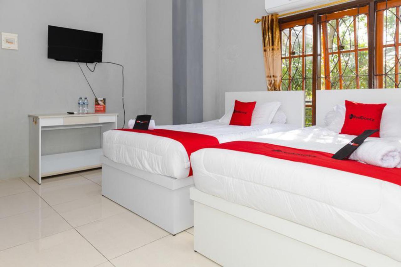 RedDoorz Plus Near Transmart Kairagi Dua Manado