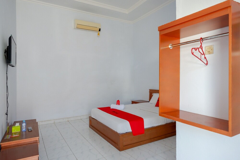 Hotel Horas Palopo by RedDoorz