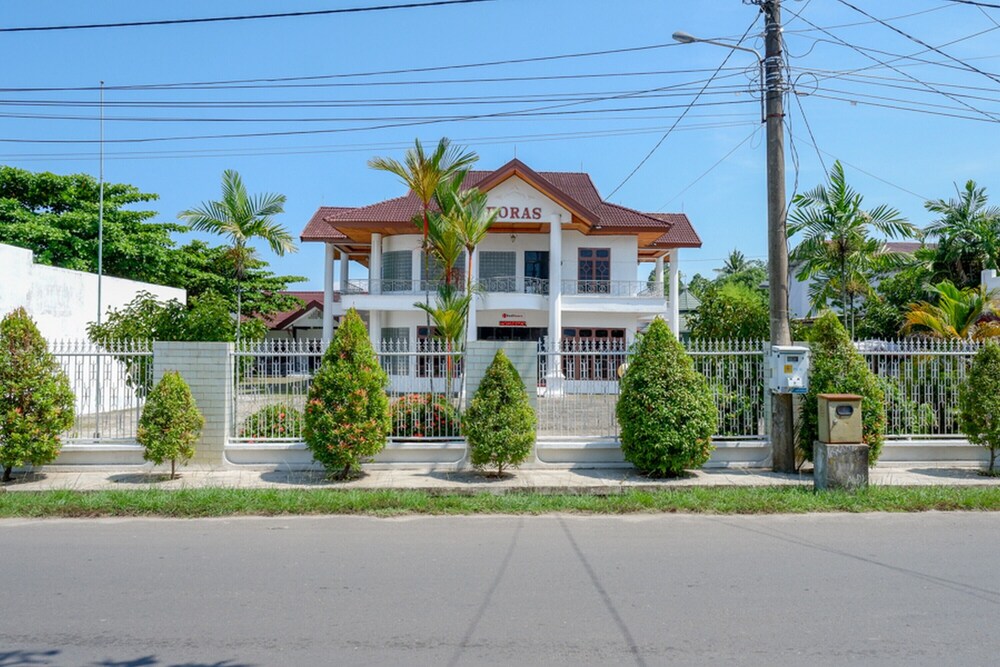 Hotel Horas Palopo by RedDoorz
