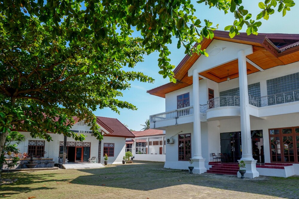 Hotel Horas Palopo by RedDoorz