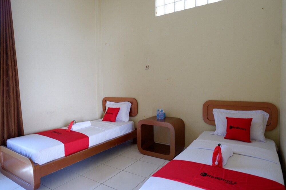 Hotel Horas Palopo by RedDoorz