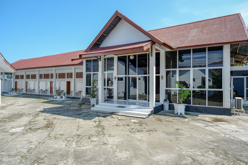 Hotel Horas Palopo by RedDoorz