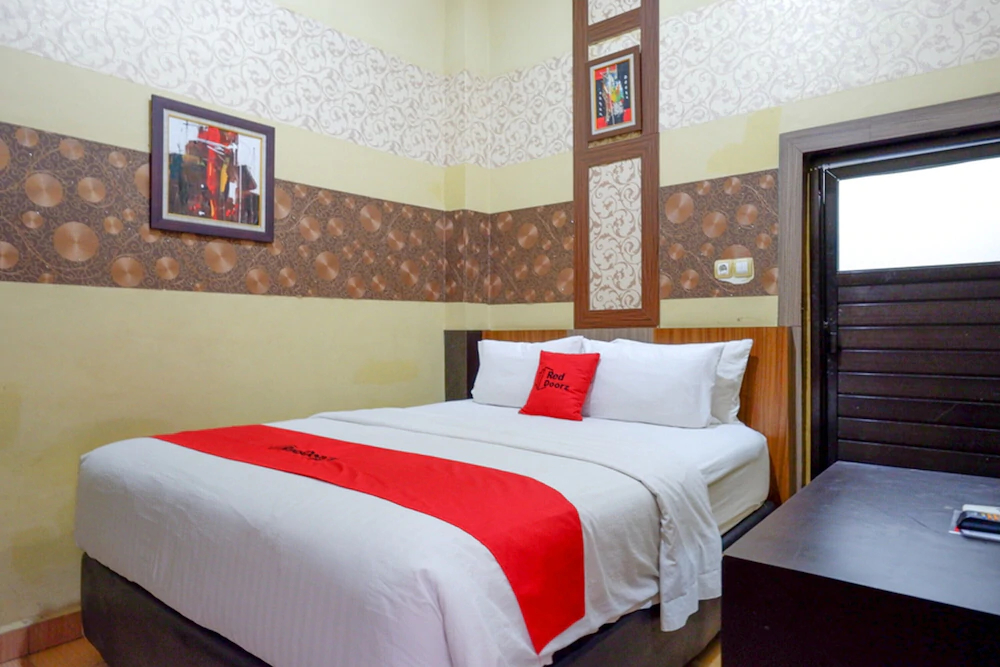 RedDoorz Near Pantai Labombo