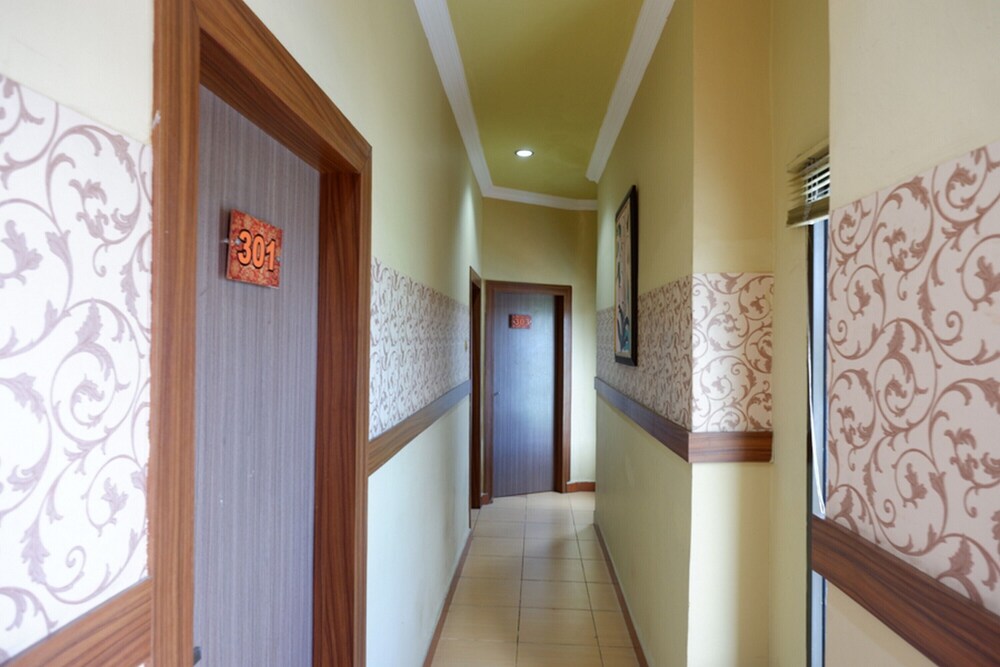RedDoorz Near Pantai Labombo