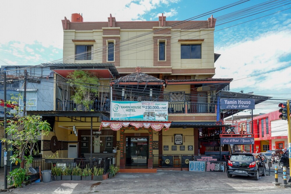 RedDoorz Near Pantai Labombo
