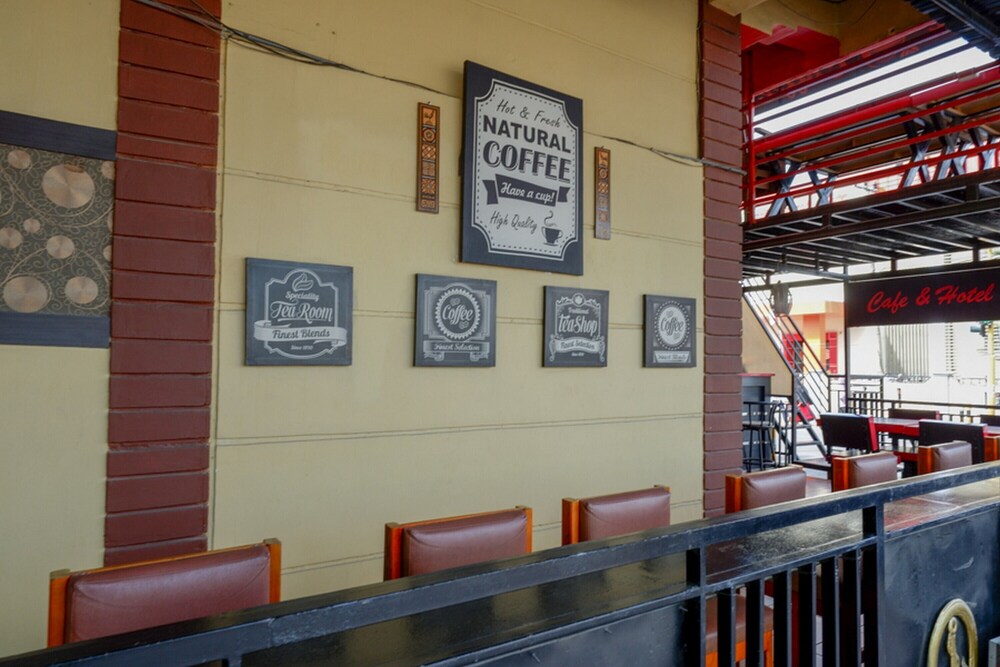 RedDoorz Near Pantai Labombo