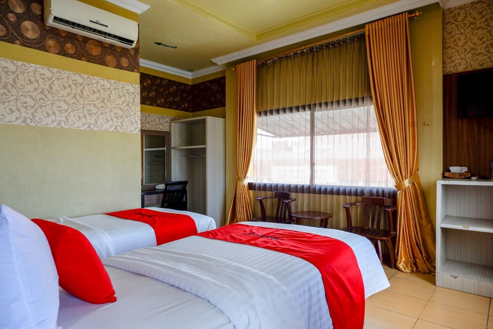 RedDoorz Near Pantai Labombo