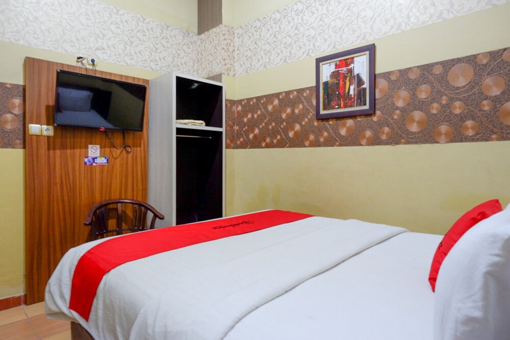 RedDoorz Near Pantai Labombo