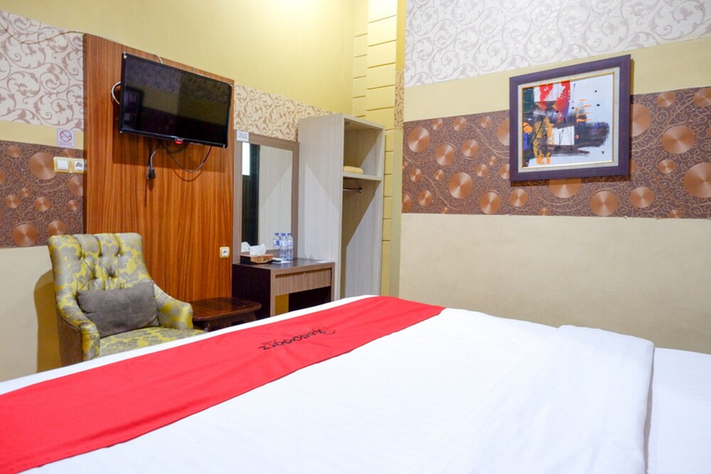 RedDoorz Near Pantai Labombo