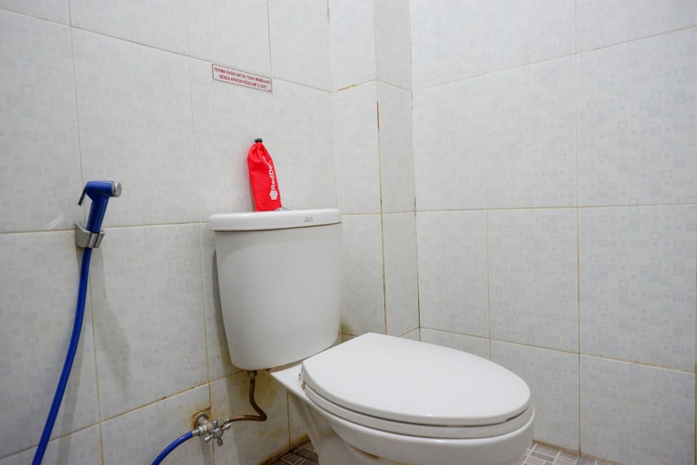 RedDoorz Near Pantai Labombo