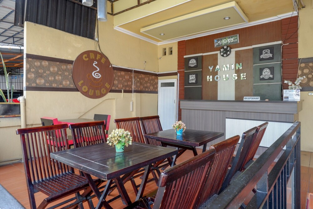 RedDoorz Near Pantai Labombo