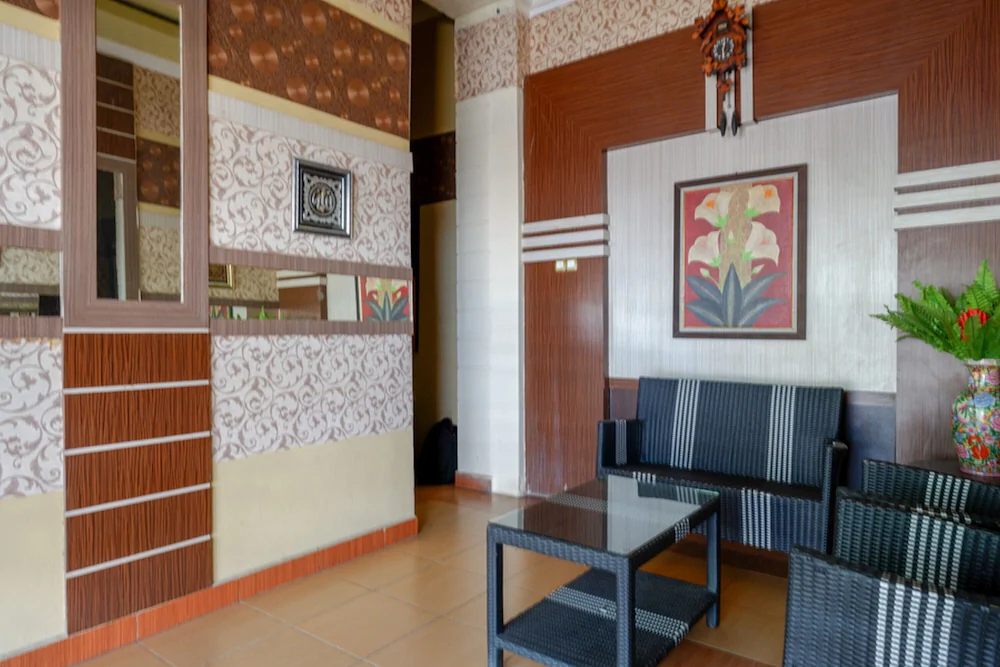 RedDoorz Near Pantai Labombo