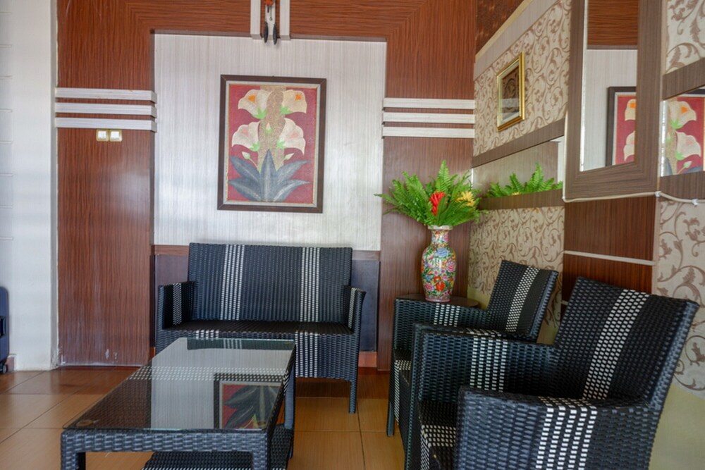 RedDoorz Near Pantai Labombo